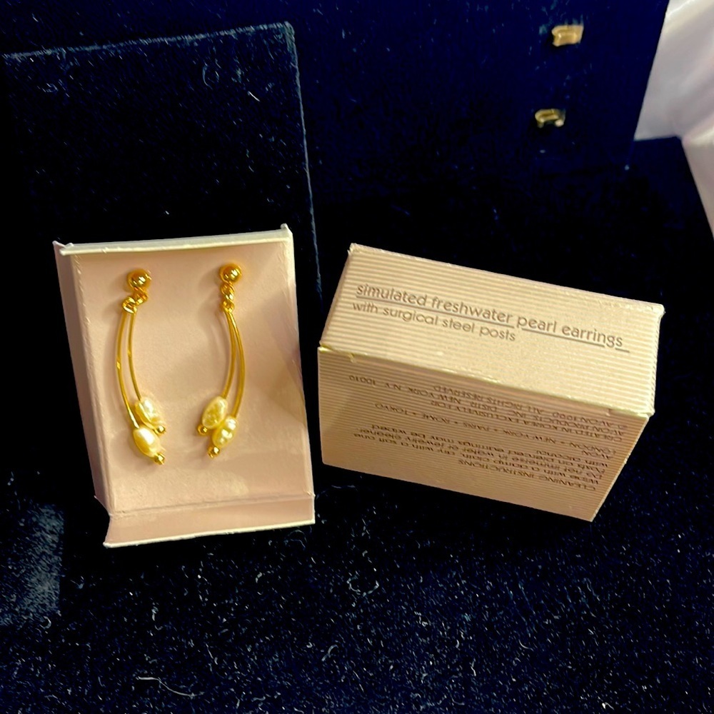 Avon -1990- Vintage Simulated Freshwater Pearl Earrings pretty